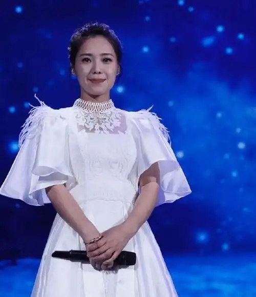 歌手云朵近照精致的妆容皮肤的白皙一点也不像36岁的人