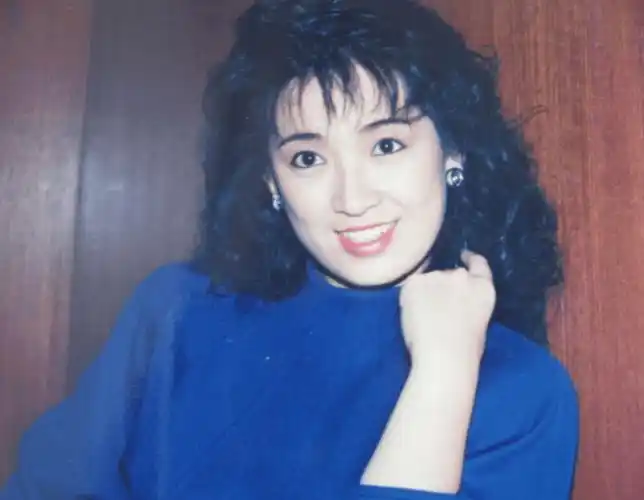 龚慈恩独自到快餐店吃饭,打扮朴素被指不像明星,女儿继承衣钵