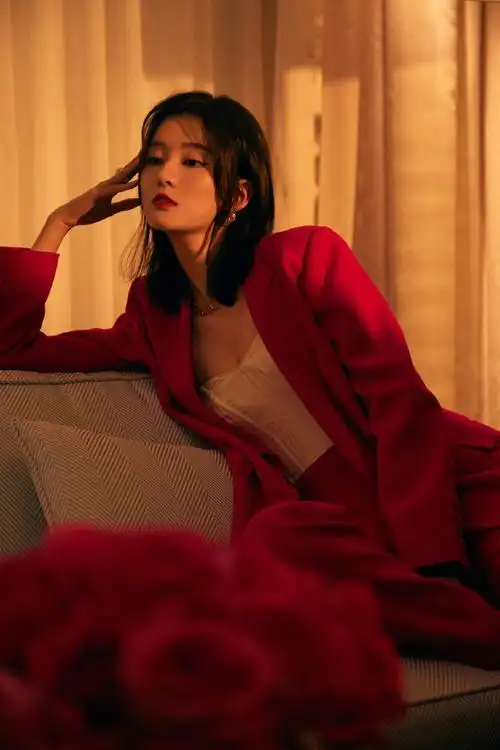 乔欣红色西装性感美艳写真图片46