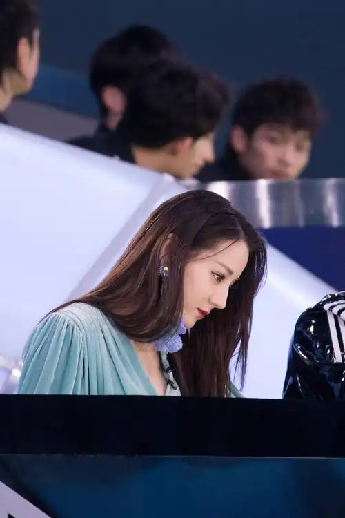 《创造营2019》开播 迪丽热巴热短裙大秀纤细美腿 侧颜完美