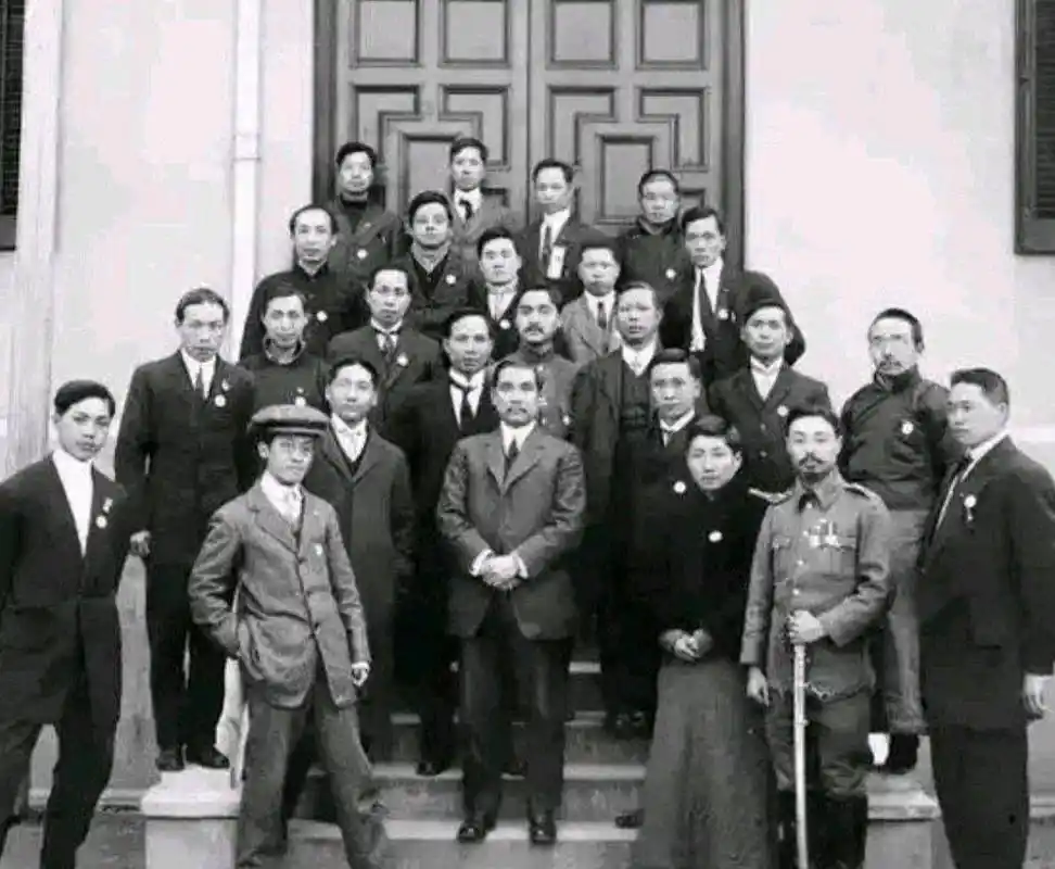 孙中山当选民国临时大总统不久即辞职,并说:以功以能,首推袁氏_袁世凯