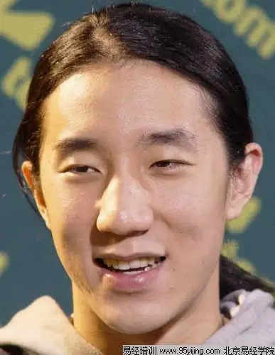 虽然小时候房祖名的秘密,就是不能说出父亲是谁而有阴影,但是成长期间