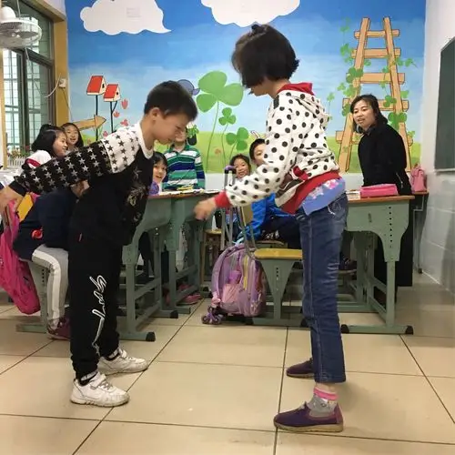 原来是我们在玩一个游戏,叫推推手.