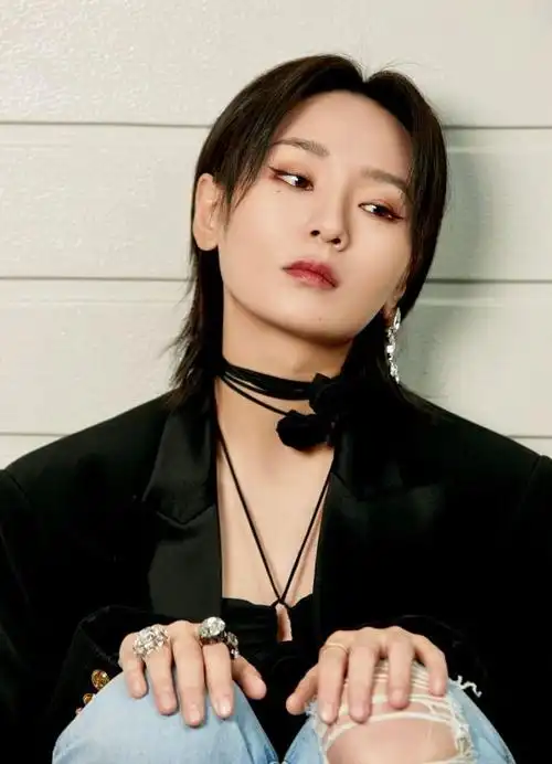 周笔畅造型真酷,黑色西装搭配牛仔喇叭裤,风格叛逆潇洒不羁