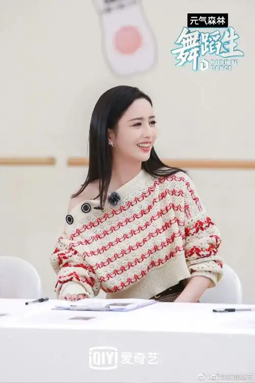 导师@佟丽娅发微博晒不锈钢牌告别节目,前有大喜导师"首席"谐音梗后有