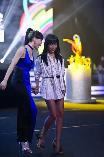 吉克隽逸牵手吴莫愁同台飙歌 粉碎不和传闻