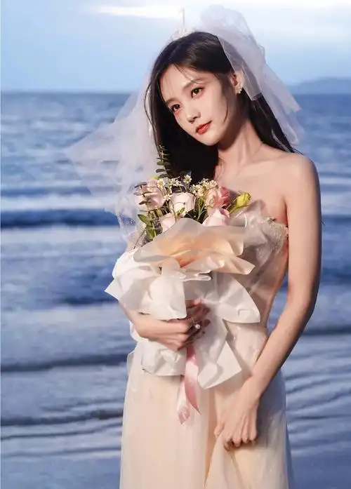 白裙白头纱,李一桐的婚纱造型,楚楚动人!_高清图集_新浪网