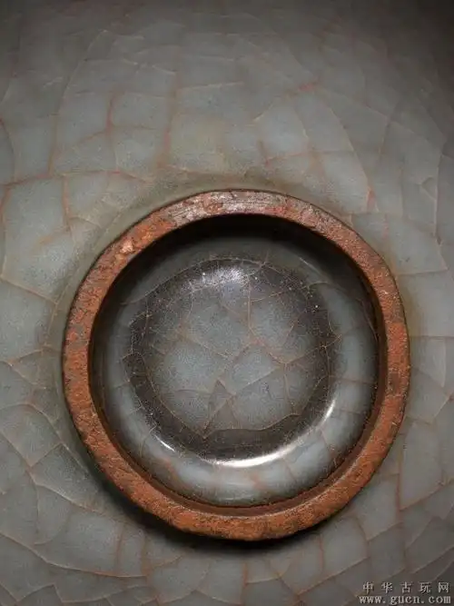 宋代官窑斗笠碗,开片均匀,紫口铁足