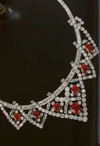 cartier红宝石项链,泰勒的第三人丈夫mike todd在泳池边将这款红