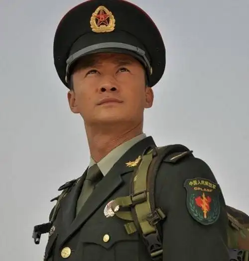 油头粉面就不要演军人了这6位演员告诉你什么才叫英姿飒爽