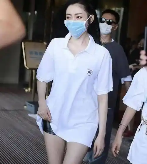 说到颓废造型,张天爱是唯一会穿的,黑丝袜搭配白色制服,女人味十足!