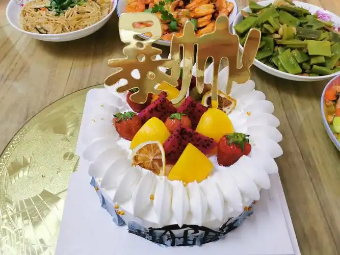 恰逢生日,就一起和家里人聚餐啦,摆上了生日蛋糕,做了满满一桌子的
