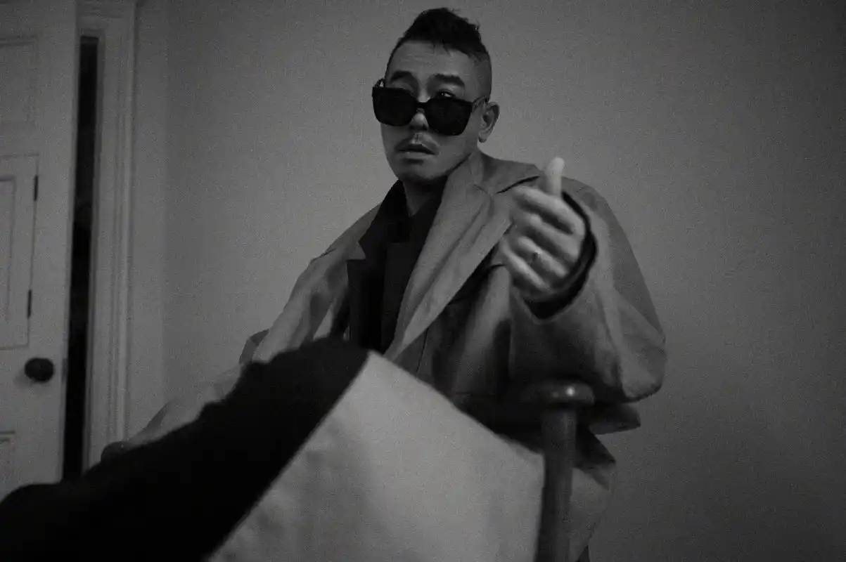 神仙同框,陈小春应采儿拍摄大片,穿一身黑难掩超强气质