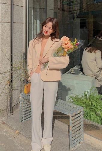 开启春季甜蜜穿搭韩国穿搭博主来告诉你答案