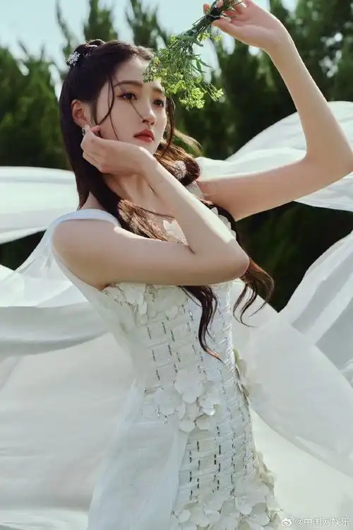 关晓彤露腿好美