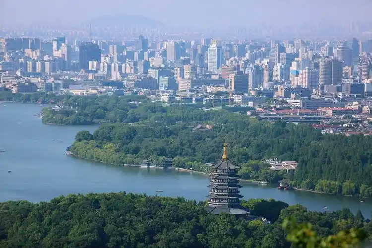 杭州雷峰塔 西湖 城市半山
