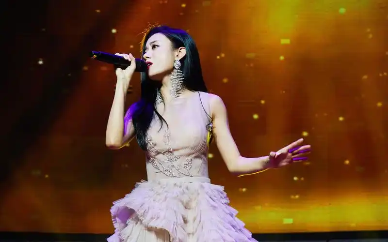 【近距离】中国好声音冠军-伍珂玥重返母校深大献唱《海阔天空》_哔哩