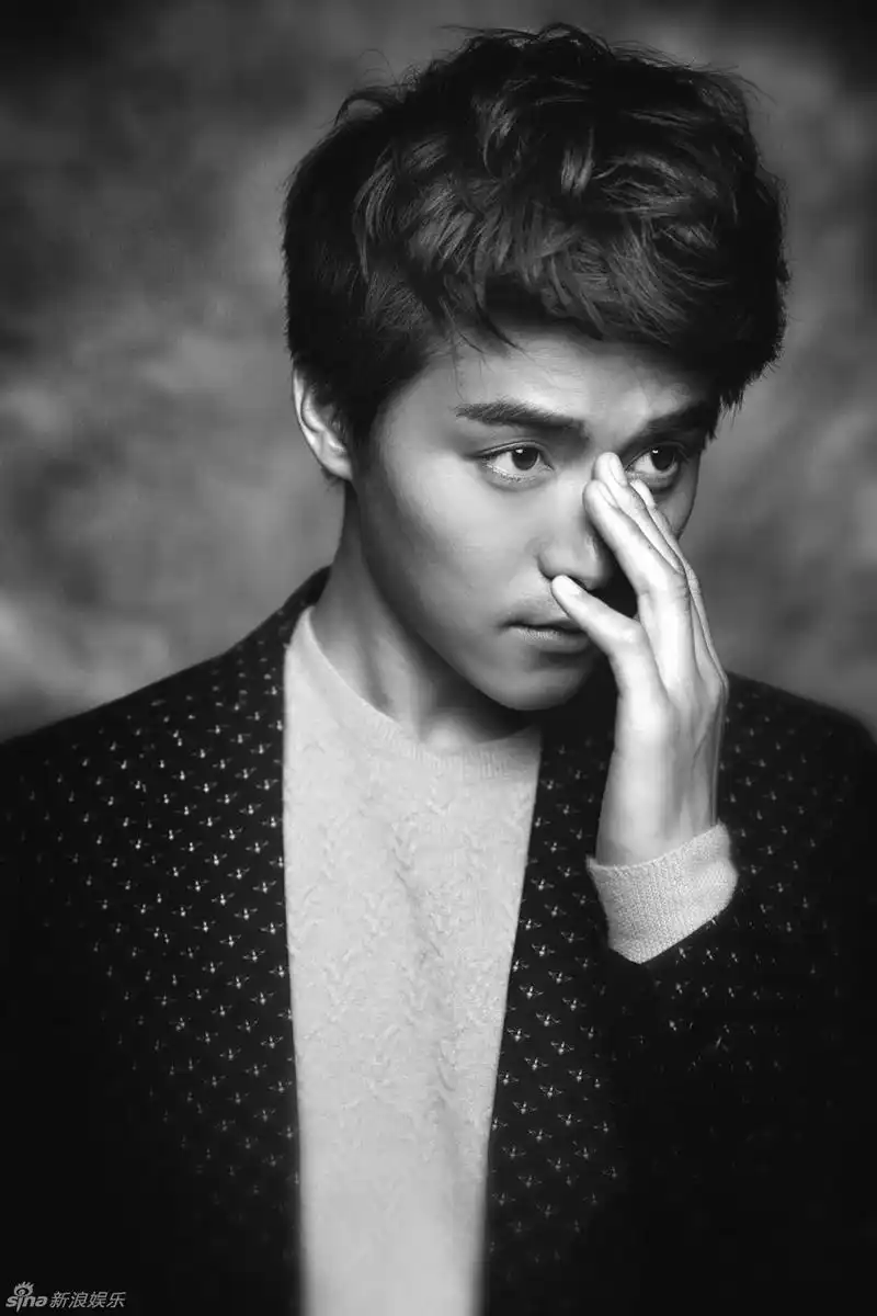 马天宇黑白大片优雅来袭 舒适随性展暖男魅力