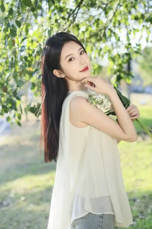 的同时护肤工作也要跟上哦  为了夏天做白皙美女我一直都在用美白精华