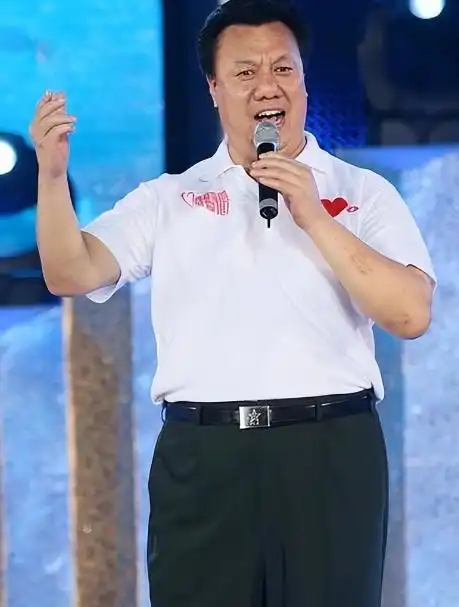 男高音刘斌:国家二级演员,唱《当兵的人》圈子,和初恋恩爱终生