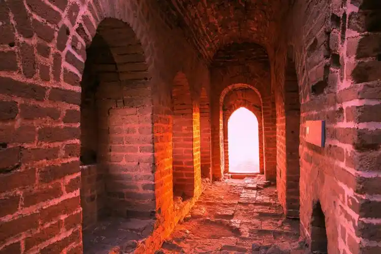 夕阳照射下的敌楼内部(烽火台).