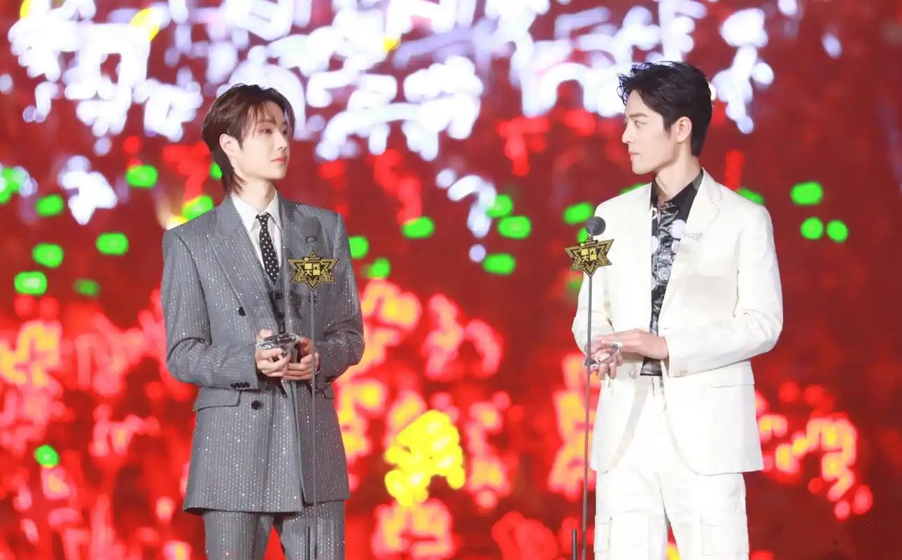 王一博和肖战的关系能有多"差",肖战的一个小动作证明两人交情