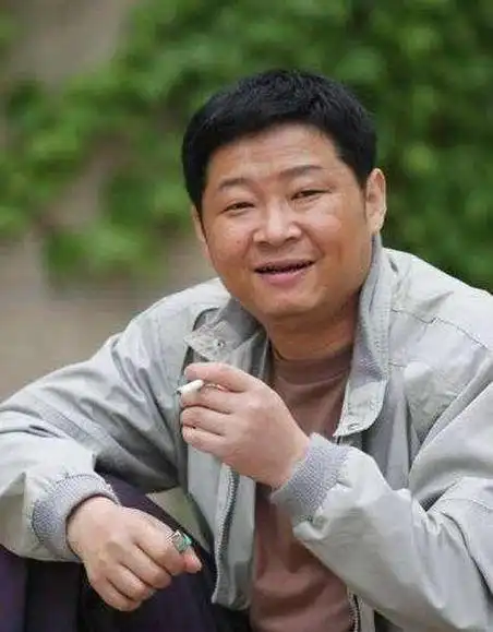 要钱没钱,要貌没貌,这8位知名丑男娶的老婆却一个比一个漂亮