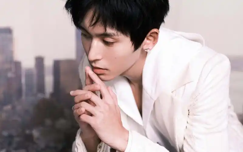 听张哲瀚在雅顿直播间唱新歌我喜欢这一句我们两个许着愿聊一整夜