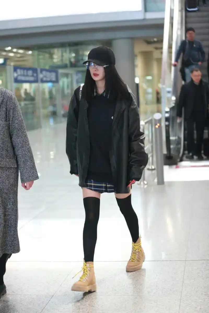 杨幂的腿型太美了,搭配上小腿丝袜更性感了.