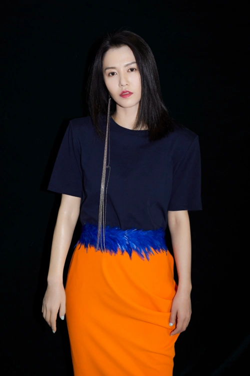 谭维维一曲《山高路远》致敬拼搏精神 动人演绎感染全场__凤凰网