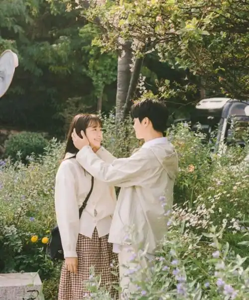 蔡九记让人瞬间心动91这样甜而不腻的合照展现情侣间的小甜蜜把头