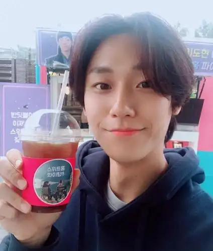 iu又为李到晛新剧送应援咖啡车德鲁纳酒店前世cp情谊依旧