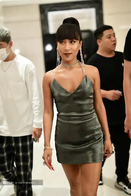 独家吉克隽逸丝绒礼服更显健美身材中毒色口红艳丽十足