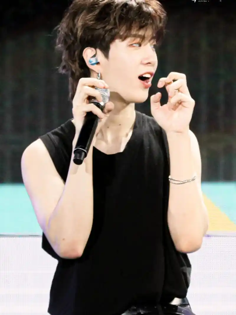 范丞丞|壁纸 朋友圈背景图03 小狮子这几张 我的最爱没有之一!