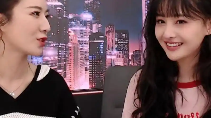 郑爽广告花絮忘记开美颜,当她凑近镜头时,颜值很真实