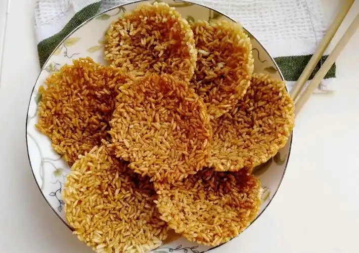 爱吃锅巴不用花钱买,自己在家用大米就能做,香脆好吃没有添加_高清