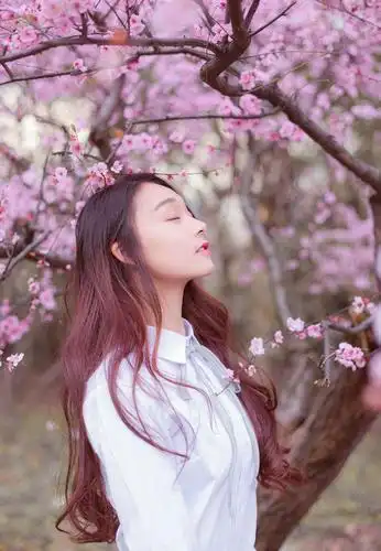 长发飘飘白衬衫的搭配让女孩子更清纯