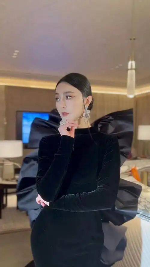 范冰冰今日美图送达高贵娇俏猫系公主和暗系典雅蝴蝶仙