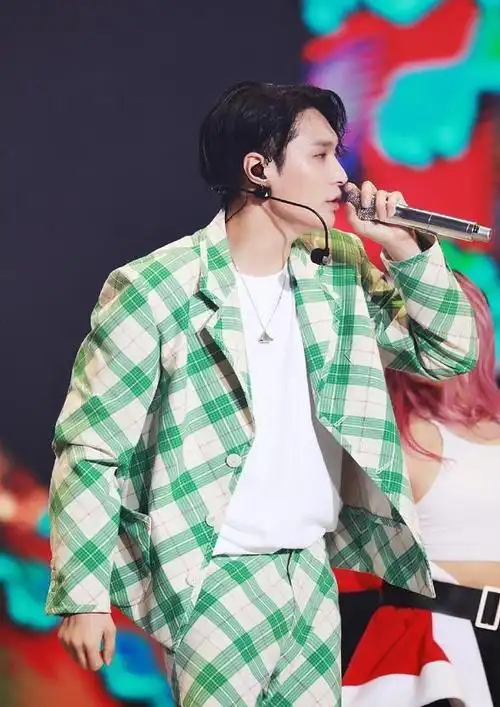 张艺兴一袭红色真空西装魅惑撩人,而绿色格子套装造型萌翻全场