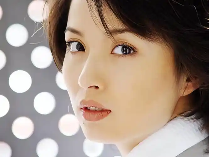 李佳一下子从新人演员,变成了拿最佳女主的新人演员,一瞬间势头正猛