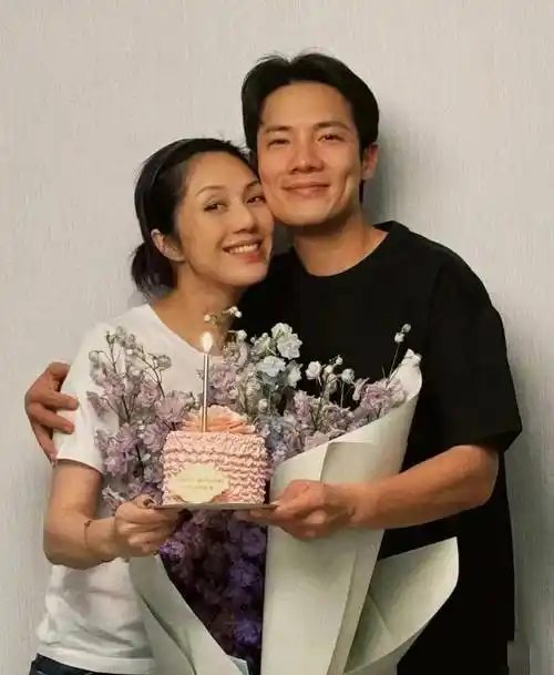 杨千嬅50岁生日晒照,与小5岁老公甜蜜依旧,幸福感破屏而出