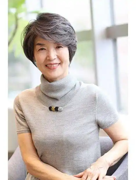 可以选择侧分或是斜分的层次短发,搭配一些自然的发卷,既不失成熟感