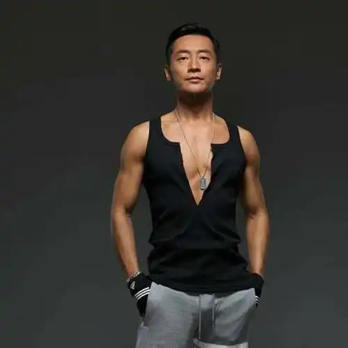 演员霍亚明最新写真 秀健硕肌肉运动力爆表