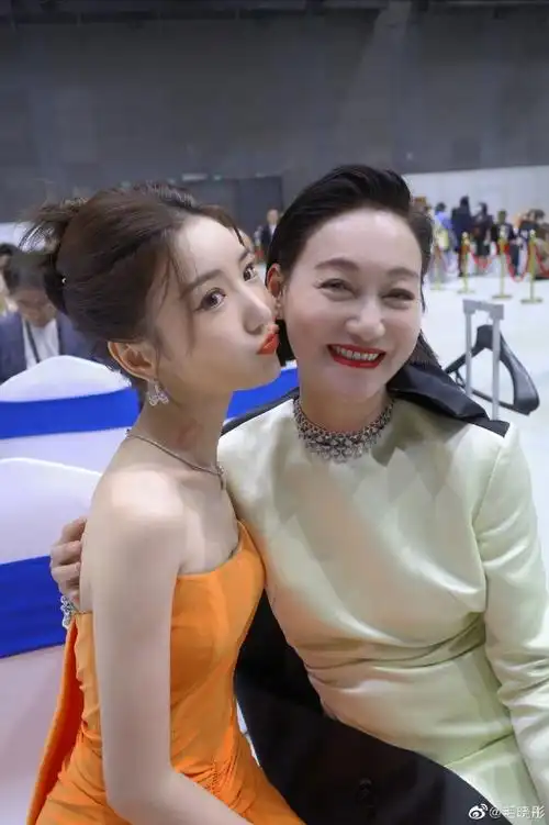 毛晓彤晒和惠英紅合照