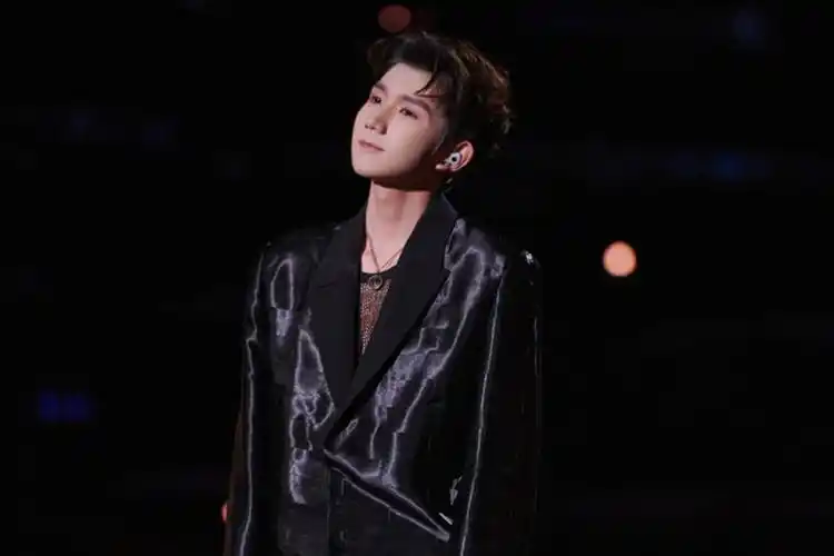 王源双台跨年忙展现多变舞台表现力