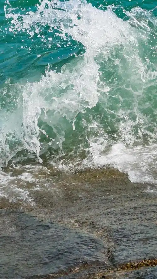 汹涌澎湃的海浪高清原图查看