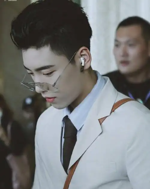 王子异戴眼镜合集,你们是不是有为这个文质彬彬的少年少年心动呢?