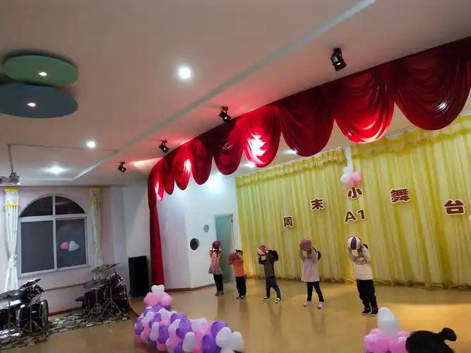 小舞台,大梦想--漯河小哈佛幼儿园a1班周末小舞台活动