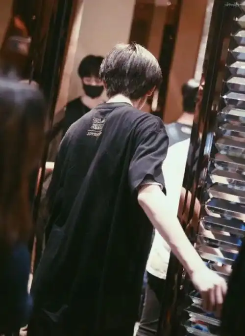 宋亚轩背影安全感