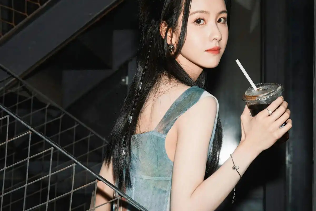 陈都灵|曾经的最美校花,现在也自然好看,酷酷的